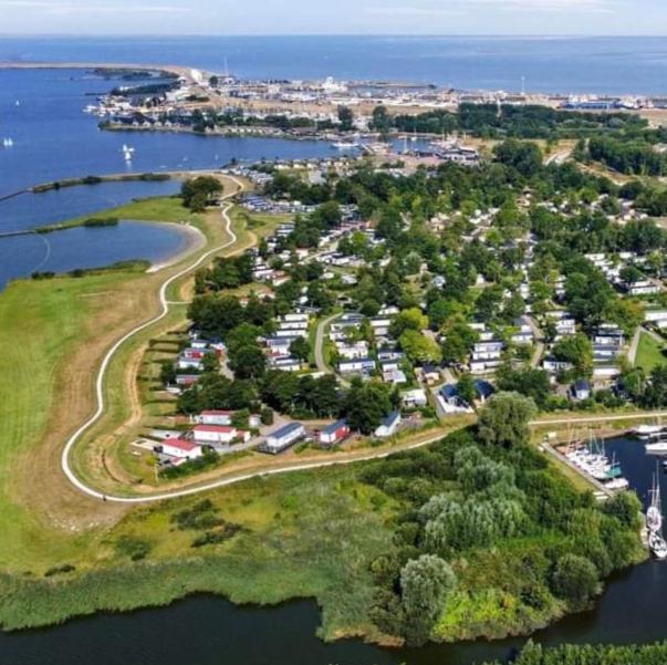 Bj Chalets - De Rug 3 - Vakantiepark Lauwersoog - Luxe Chalet Met Vaatwasser En Inloopkast! Vroege Incheck! Met Airco! Luaran gambar